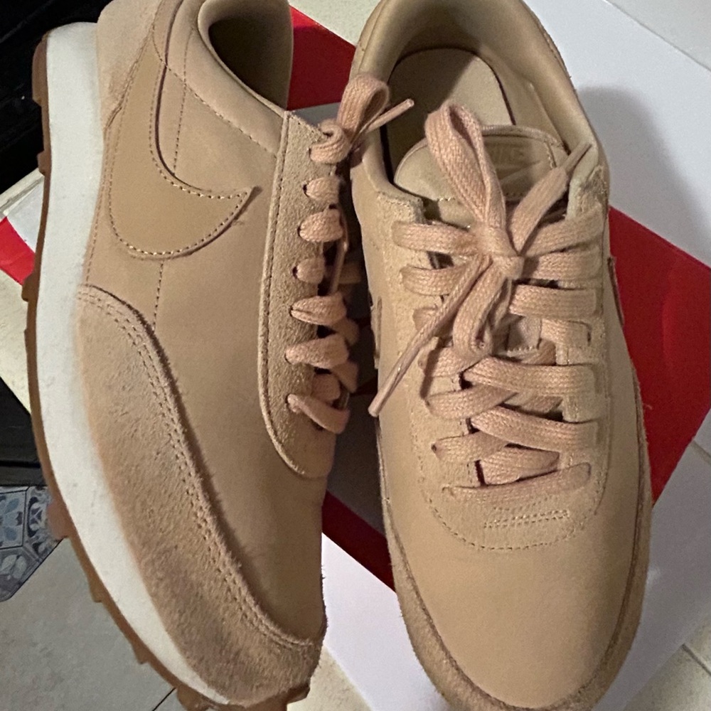 NIKE DBREAK PRM MF TAN Women’s size 7 1/2